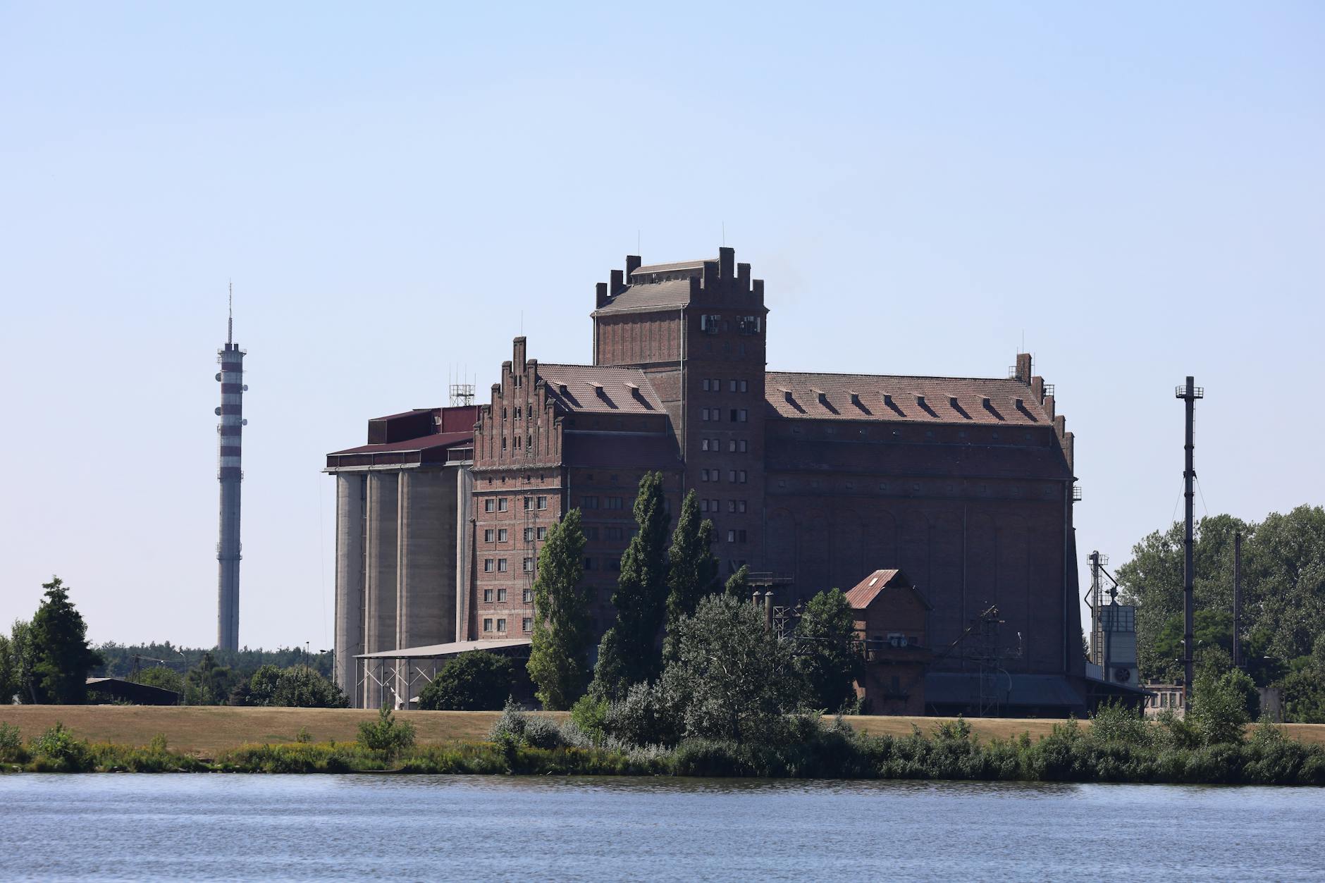 Widok na rynek w Makowie Mazowieckim, symbolizujący lokalną społeczność i gospodarkę.
